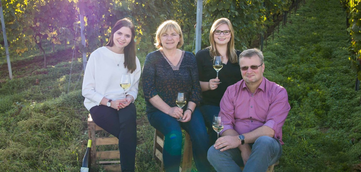 winery-kopp-sternenfelserhof-family-kopp-in-vineyard-internet, © Weingut Sternenfelserhof