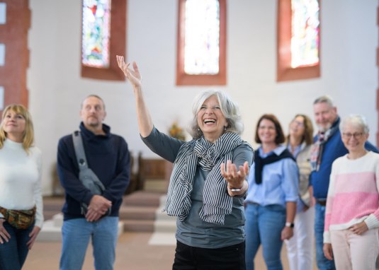 Führung in der Saalkirche © Angelika Stehle/Stadt Ingelheim