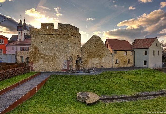 That is the view of the Heidesheimer Tor from the street &quot;Auf dem Graben&quot;. There is a water playground on the green area, which is very popular with young and old., © Rainer Oppenheimer