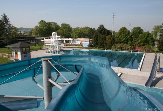 Het buitenzwembad bevindt zich in het sportcentrum &quot;Im Blumengarten&quot; en heeft een zwemmer, niet-zwemmer en een peuterbad., © Stad Ingelheim / ML