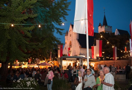 Das Rosengärtchen ist ein beliebter Treffpunkt für die Ingelheimerinnen und Ingelheimer, um sich auszutauschen und um gemeinsam ausgezeichnete Weine zu genießen., © Martin Kämper/Rheinhessen-Touristik GmbH