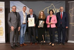 Ehrenpreis der Weinbruderschaft Rheinhessen zu St. Katharinen Oppenheim an das Weingut Weitzel, Ingelheim