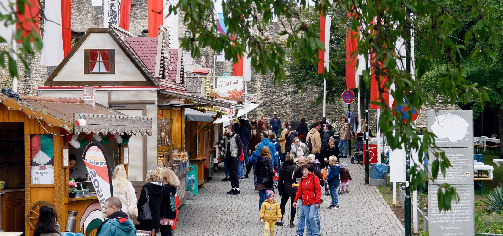 Langs de straat &quot;An der Burgkirche&quot; staan kraampjes voor culinair genot. Er is hier voor elk wat wils. Als je de straat vervolgt, kom je door de boog naar het gebied voor het gymnastieklokaal van Ober-Ingelheim., © Michael Bellaire/IKuM GmbH