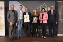 Ehrenpreis der Weinbruderschaft Rheinhessen zu St. Katharinen Oppenheim an das Weingut Weitzel, Ingelheim