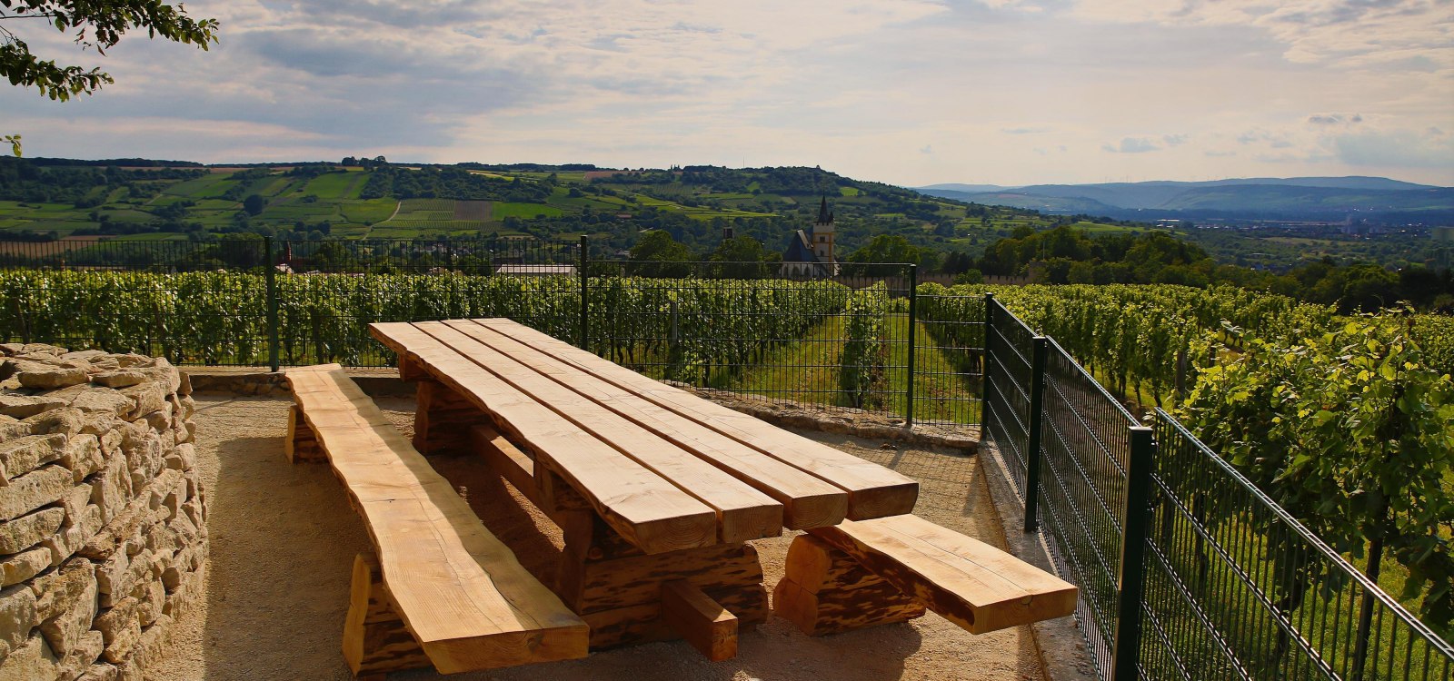 Tisch des Weines oberhalb des Wasserhäuschens, © Rainer Oppenheimer/Stadt Ingelheim