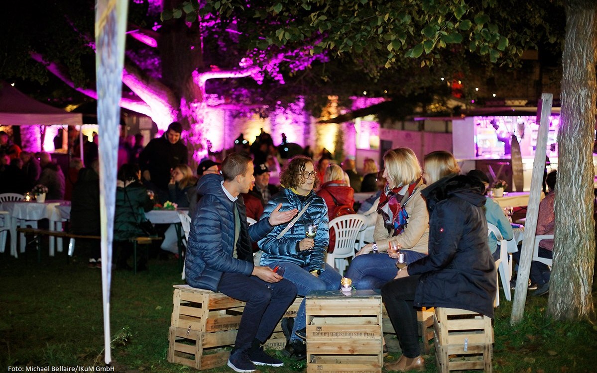 Rotweinfest Ingelheim AUSGEZEICHNET - abends im Rosengärtchen, © Michael Beallaire/IKuM GmbH