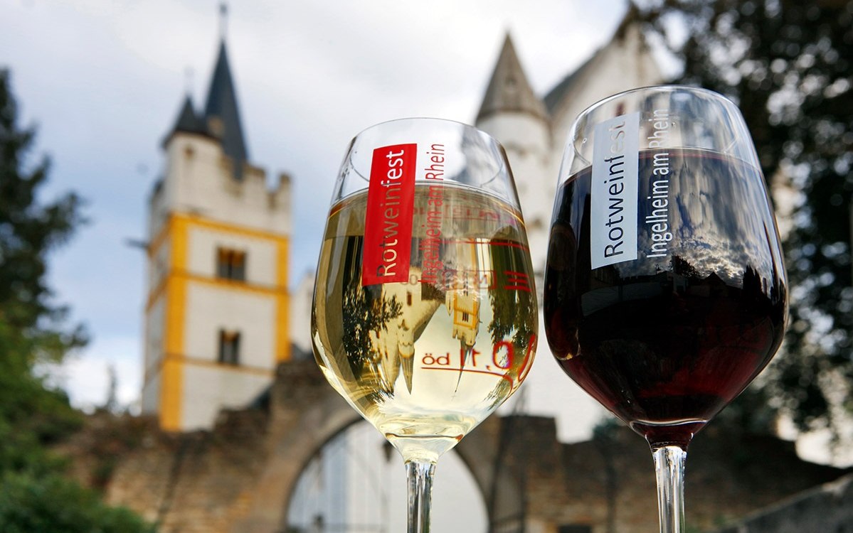 Always from the last weekend in September to the first weekend in October, the popular Red Wine Festival takes place on the Burgkirchen grounds. For nine days, visitors can expect culinary delights, fine wines and live music. , © Michael Bellaire/IKuM GmbH