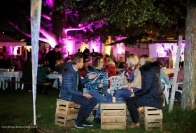 Rotweinfest Ingelheim AUSGEZEICHNET - abends im Rosengärtchen © Michael Beallaire/IKuM GmbH