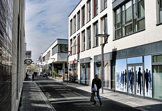 Ein umfangreiches Sortiment und günstige Parkgebühren laden zum Shopping in der Neuen Mitte ein., © Rainer Oppenheimer