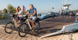 Ferry - aankomst met de fietsen in Ingelheim © Dominik Ketz/Rheinhessen-Touristik GmbH
