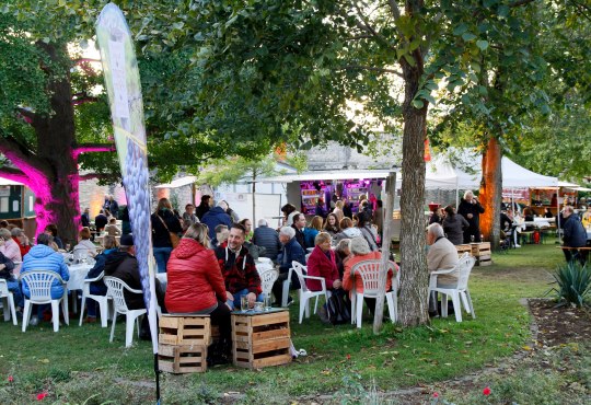 Chillige Atmosphäre im Rosengärtchen auf dem Festgelände des Rotweinfestes. Die Illuminierung der Wehrmauern am Abend geben dem Rosengärtchen ein besonderes Ambiente., © Michael Bellaire/IKuM GmbH