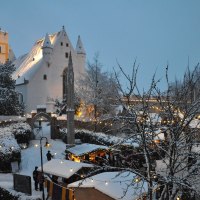 Weihnachtsmakrkt an der Burgkirche im Schnee