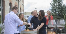 Weinprobe auf der Sonnenterrasse der Vinothek © Angelika Stehle/IKuM GmbH