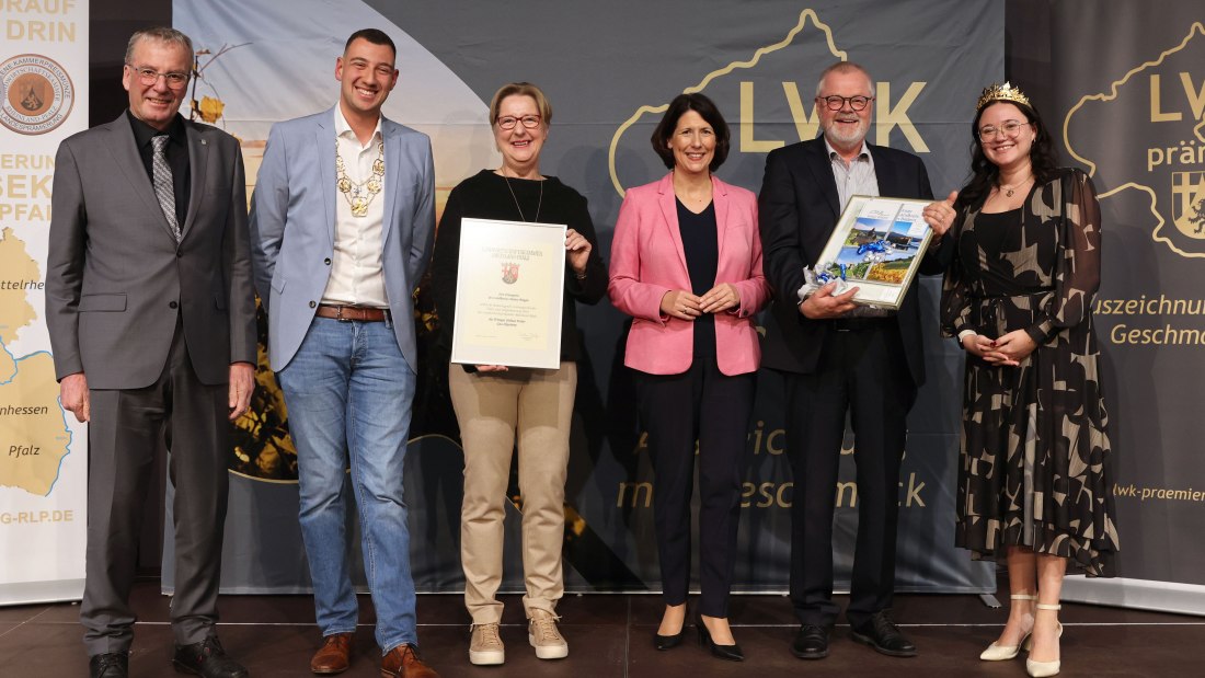 Ehrenpreis des Landkreises Mainz-Bingen an das Weingut Helmut Weber, Gau-Algesheim