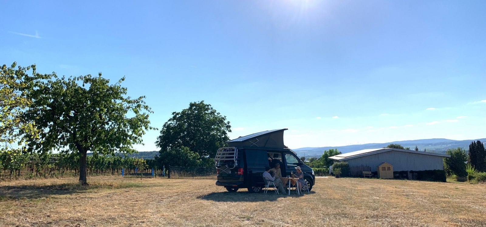 Vom Camper-Stellplatz genießt man eine herrliche Panorama-Aussicht in die Weinbauregion Rheingau auf der anderen Rheinseite. Die Sonnenuntergänge sind ein purer Genuß., © Weingut Mett &amp; Weidenbach