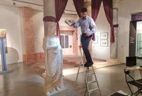 Alexander Kroth (baermedia) erstellt einen 3D-Scan, der später als Vorlage für die digitale Rekonstruktion des römischen Grabmonuments dient. © Stadt Ingelheim, André Madaus