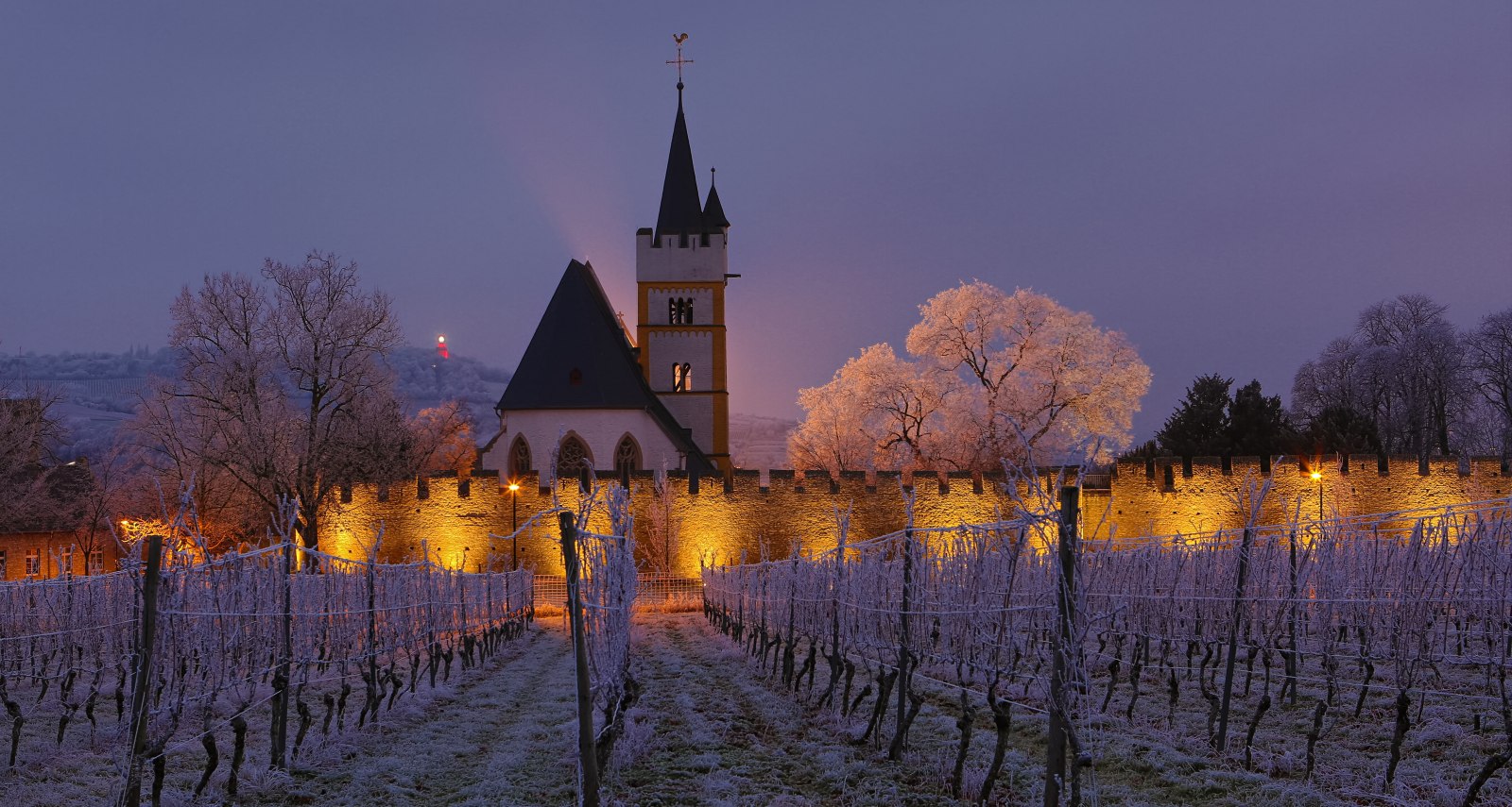 Im Hintergrund sieht man die Ingelummer Kerz, den Bismarckturm als Adventskerze, leuchten. , © Rainer Oppenheimer