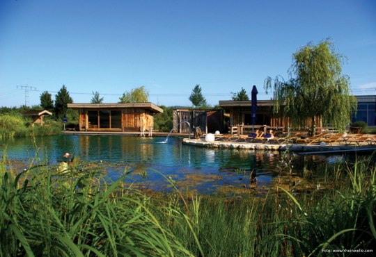 The Rheinwelle offers various saunas and plenty of opportunities to relax. Outside, a natural bathing pond invites you to cool off., © www.rheinwelle.com