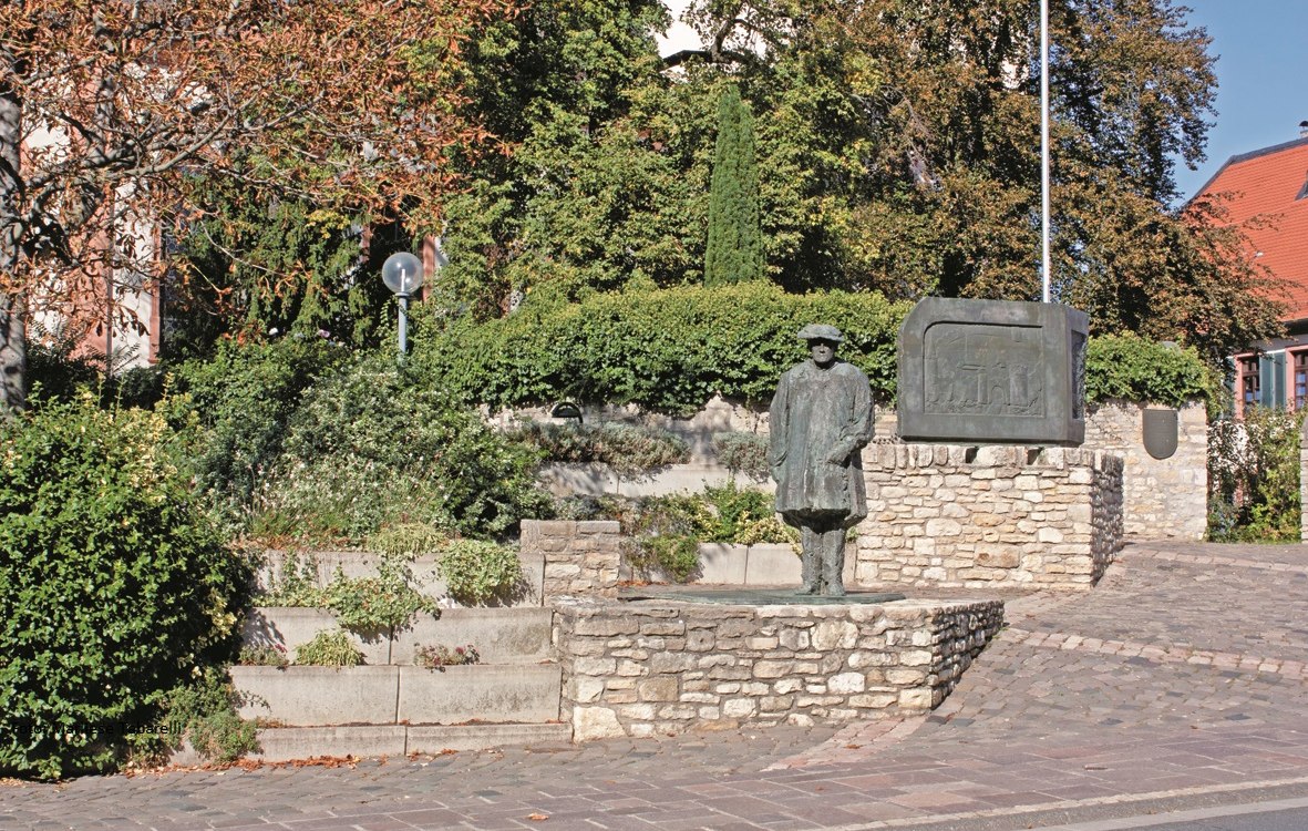 Sebastian Münster Denkmal vor der St. Remigiuskirche, © Marliese Tabrelli