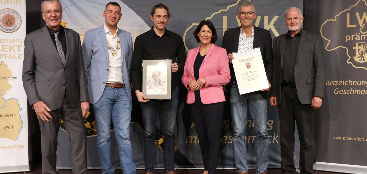 Ehrenpreis des Weinbauversuchsrings Rheinhessen e.V. an das Weingut Posthof Doll&Göth, Stadecken-Elsheim, © LWK RLP / Alexander Sell