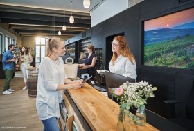 Friendly service and competent Ingelheim advice await the guests of the red wine city in the tourist information center in the wine cellar. © Heike Rost