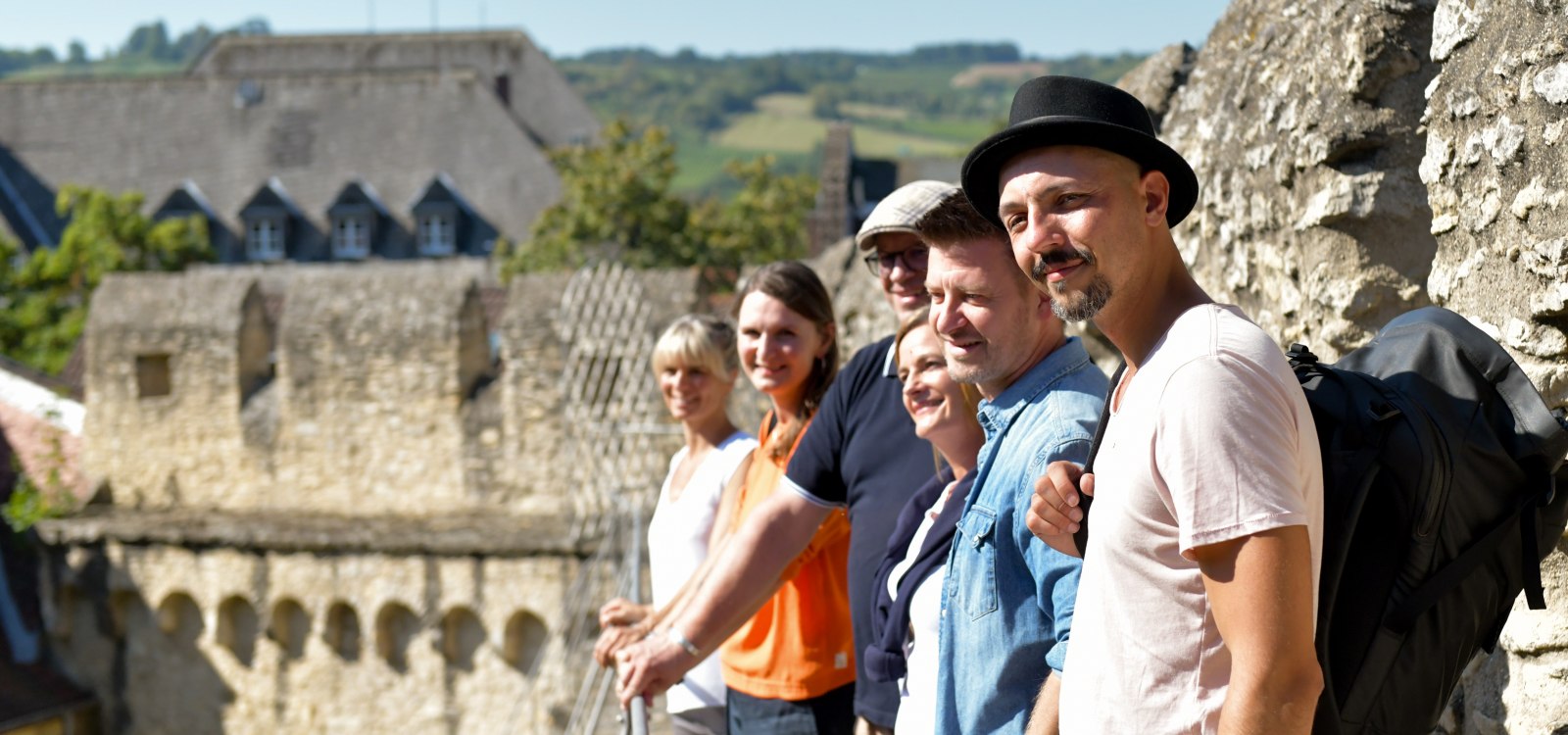 Gruppe auf dem Wehrgang, © Angelika Stehle/Stadt Ingelheim