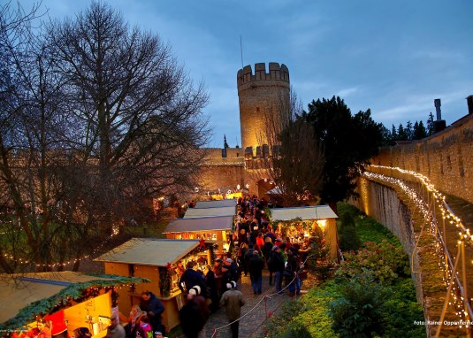 Weihnachtsmarkt an der Burgkirche