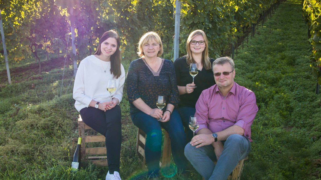 winery-kopp-sternenfelserhof-family-kopp-in-vineyard-internet, © Weingut Sternenfelserhof