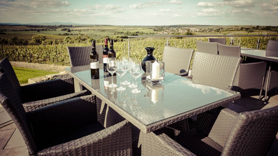 terrace-with-distant-view, © Weingut Hagemann