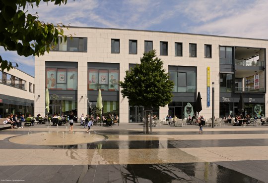 Der Sebastian-Münster-Platz ist eine beliebte Location für Musikevents, Wochenmarkt und verkaufsoffene Sonntage in der Neuen Mitte., © Rainer Oppenheimer