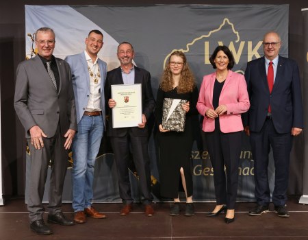 Ehrenpreis der Weinbruderschaft Rheinhessen zu St. Katharinen Oppenheim an das Weingut Weitzel, Ingelheim, © LWK RLP / Alexander Sell