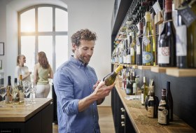 Weineinkauf in der Ingelheimer Vinothek © Roger Richter/IKuM GmbH