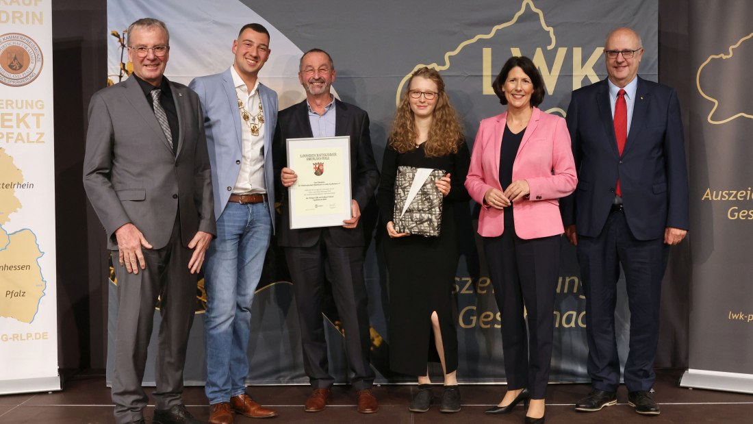 Ehrenpreis der Weinbruderschaft Rheinhessen zu St. Katharinen Oppenheim an das Weingut Weitzel, Ingelheim