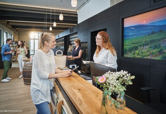 Vriendelijke service en bekwaam Ingelheim-advies wachten op de gasten van de rode wijnstad in het toeristeninformatiecentrum in de wijnkelder., © Heike Rost