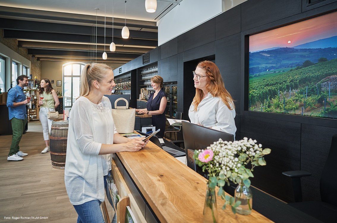 Freundlicher Service und kompetente Ingelheim-Beratung erwartet die Gäste der Rotweinstadt in der Tourist-Information im Winzerkeller., © Roger Richter/IKuM GmbH