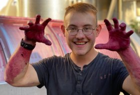 Under the motto &quot;Vineyard instead of workshop&quot;, people with intellectual disabilities help out in the vineyard within the scope of their abilities - from pruning and harvesting to pressing, the project offers the opportunity to accompany all stages of winegrowing. © Weingut Dautermann