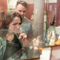 Vitrinen im Museum bei der Kaiserpfalz © Dominik Ketz/RHT GmbH